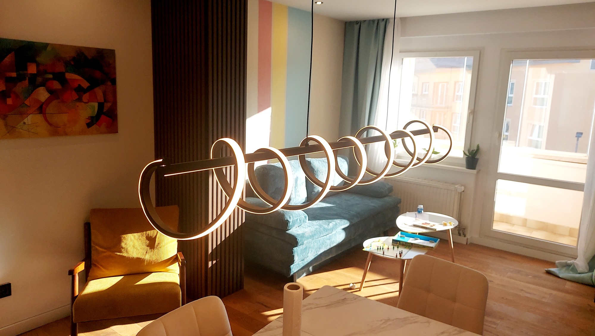 Blick in das sonnige Wohnzimmer